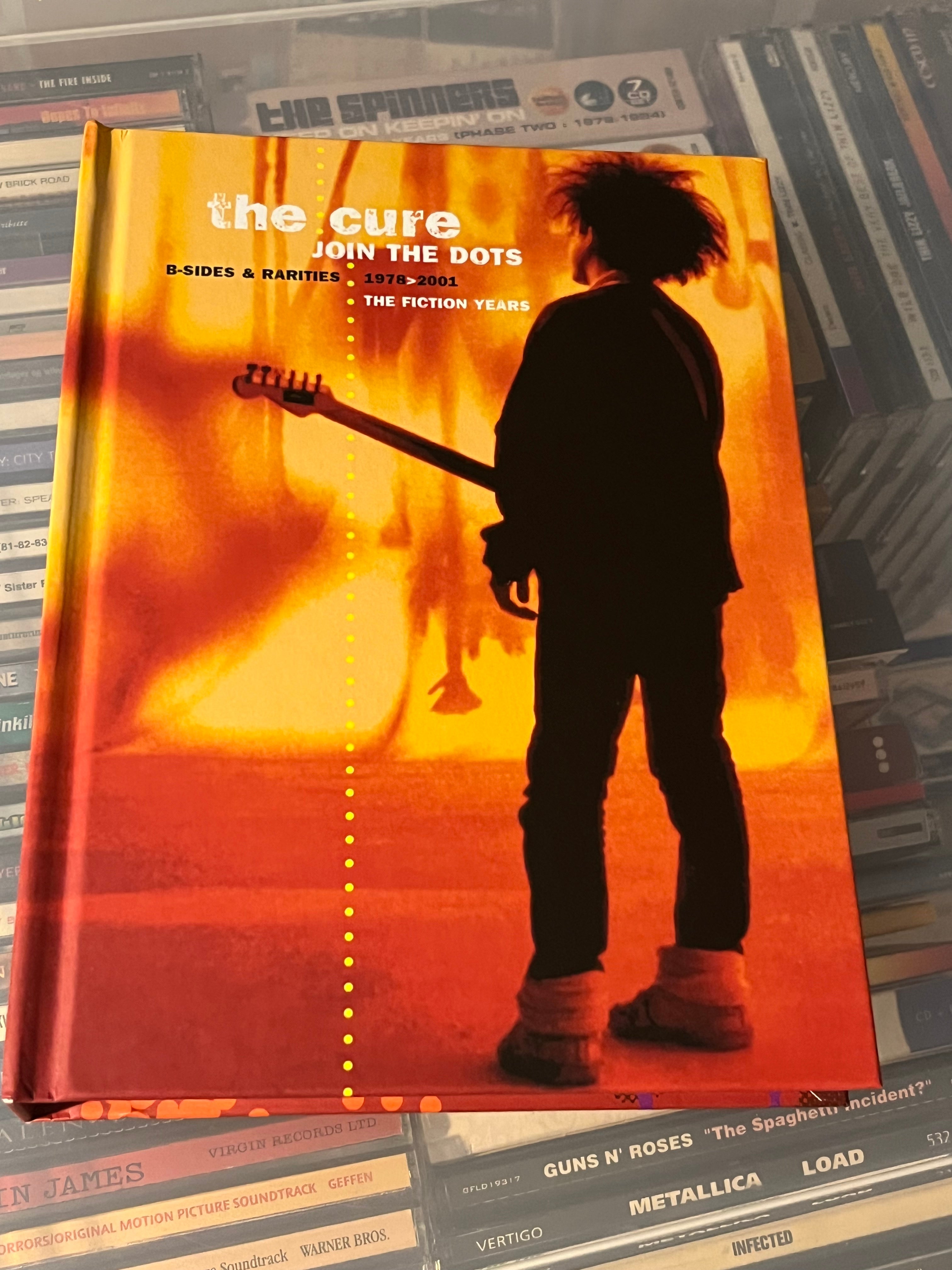 The Cure – Join The Dots (B-Sides & Rarities 1978>2001 The Fiction Years) (NM/NM) EU-07 4CD 78p book