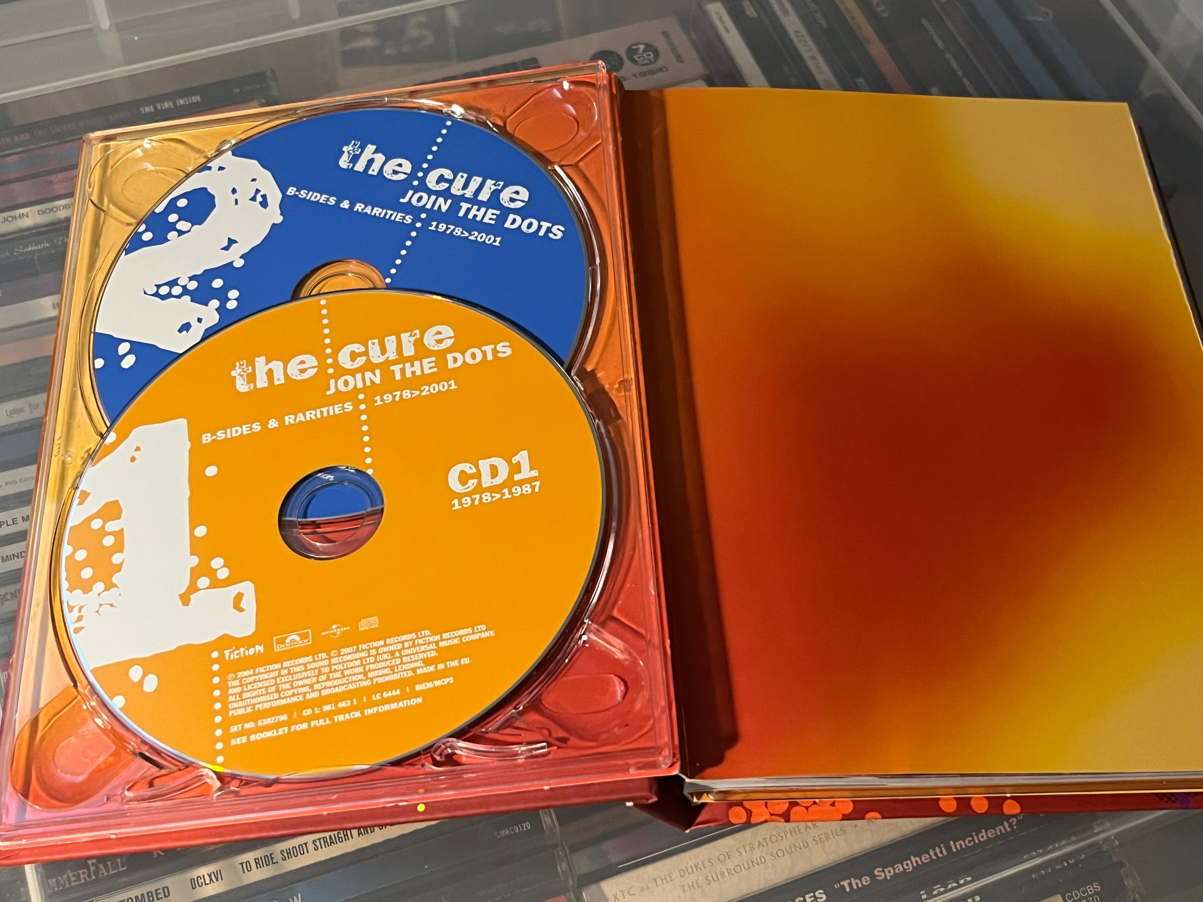 The Cure – Join The Dots (B-Sides & Rarities 1978>2001 The Fiction Years) (NM/NM) EU-07 4CD 78p book