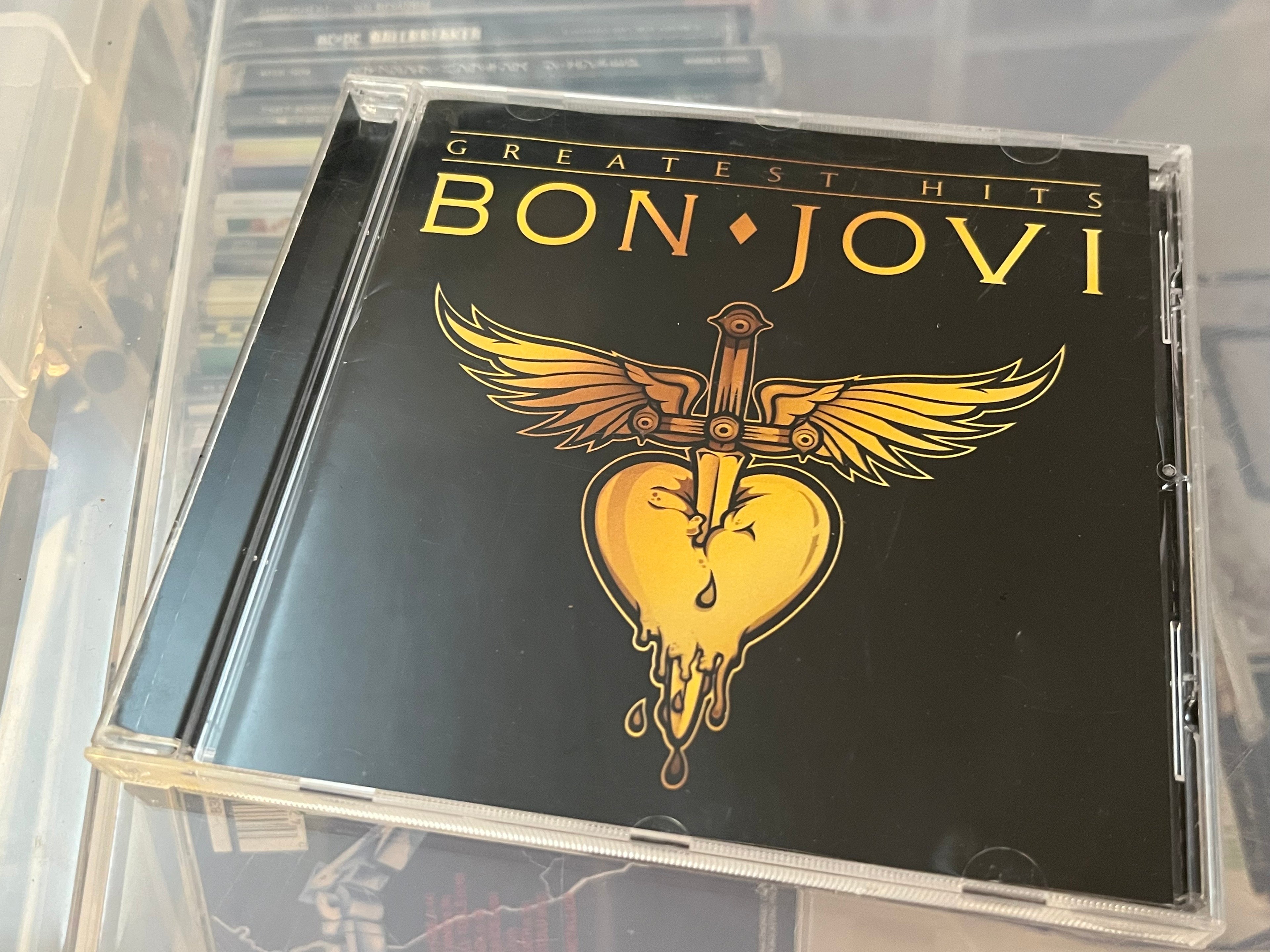 Bon Jovi – Greatest Hits (NM/vg+) skrivet baksida booklet