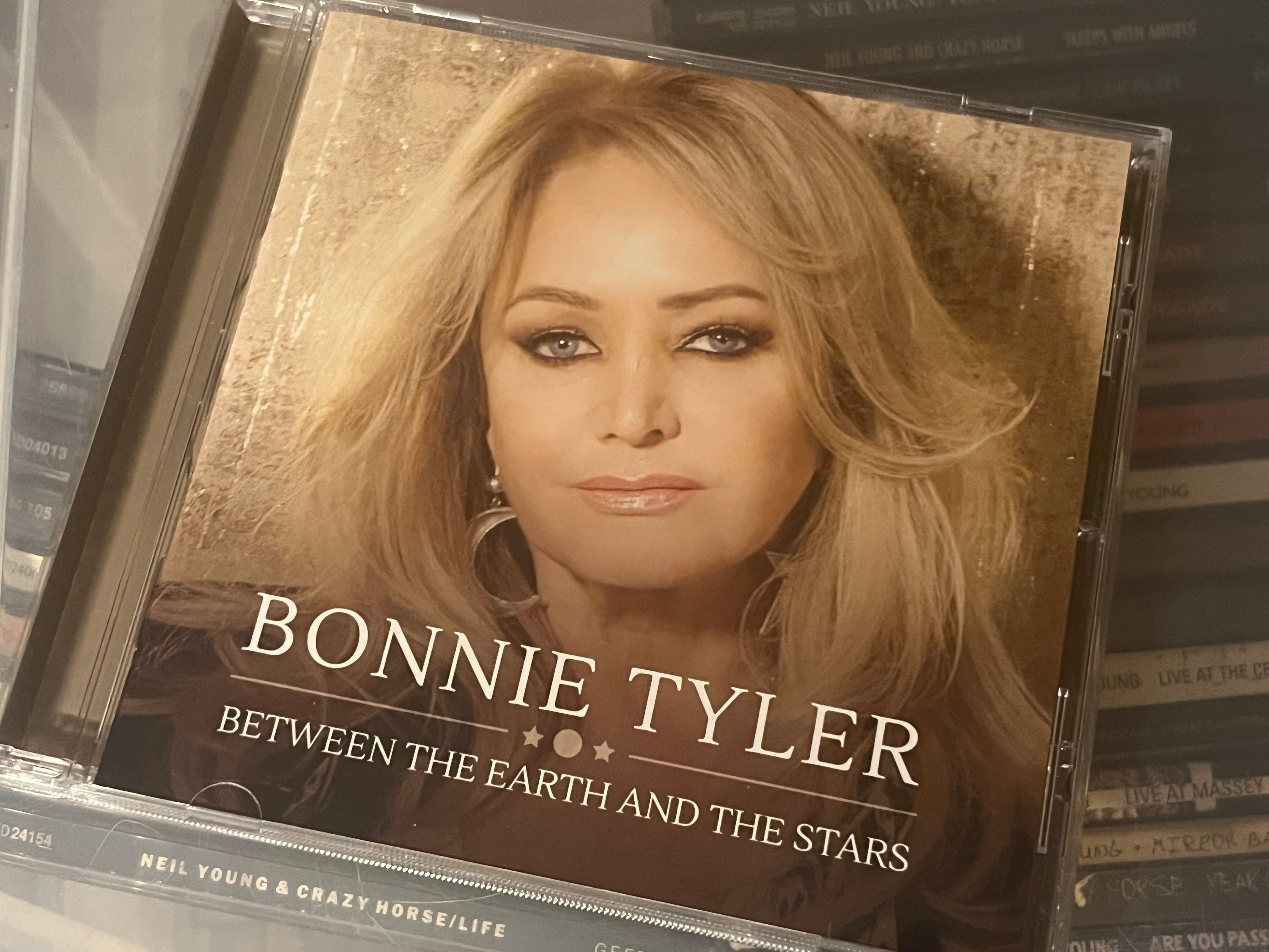 Bonnie Tyler – Between The Earth And The Stars (NM/NM)