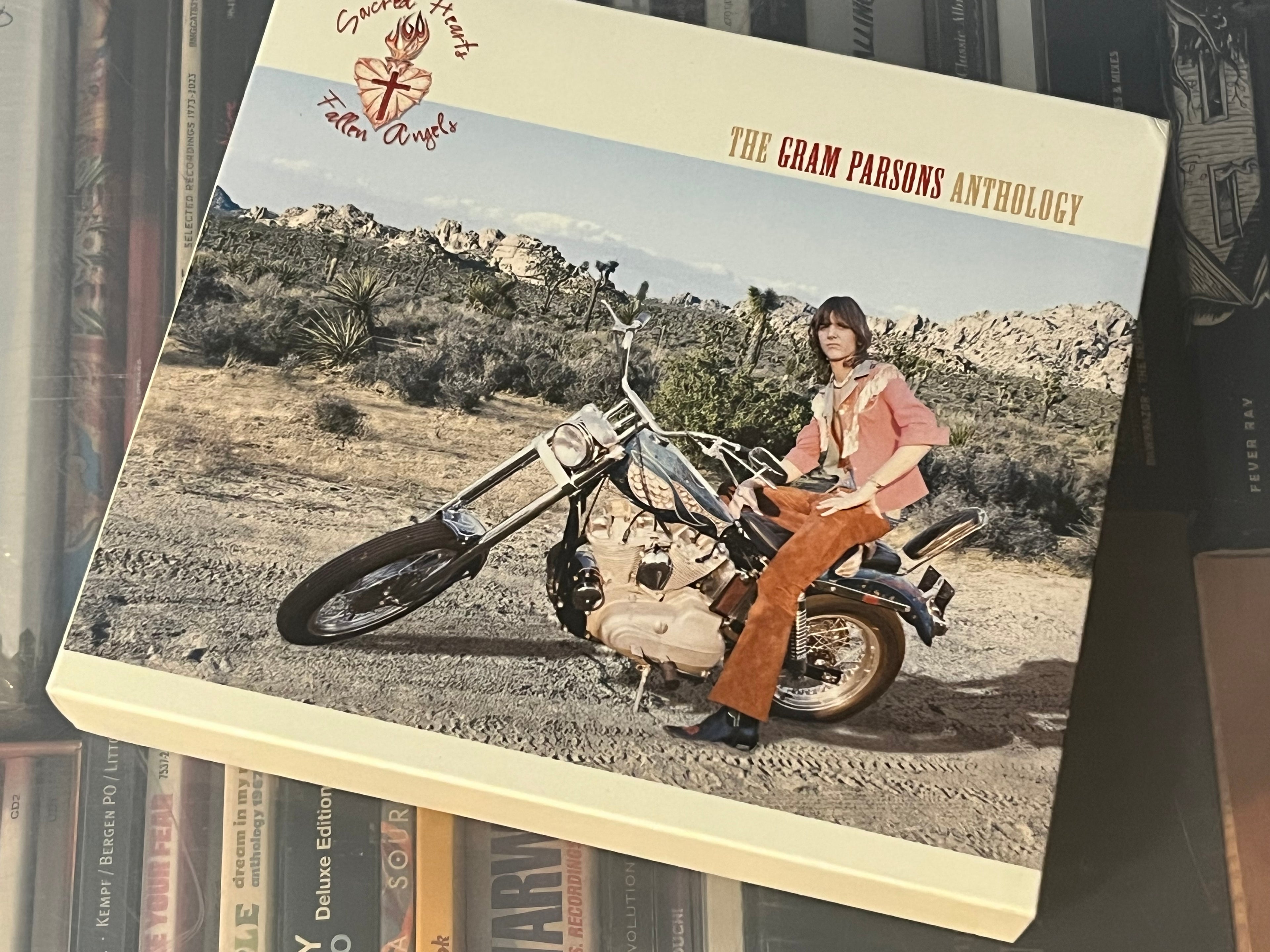 Gram Parsons – Sacred Hearts & Fallen Angels: The Gram Parsons Anthology (NM/NM) 2CD + 50p booklet EU-01