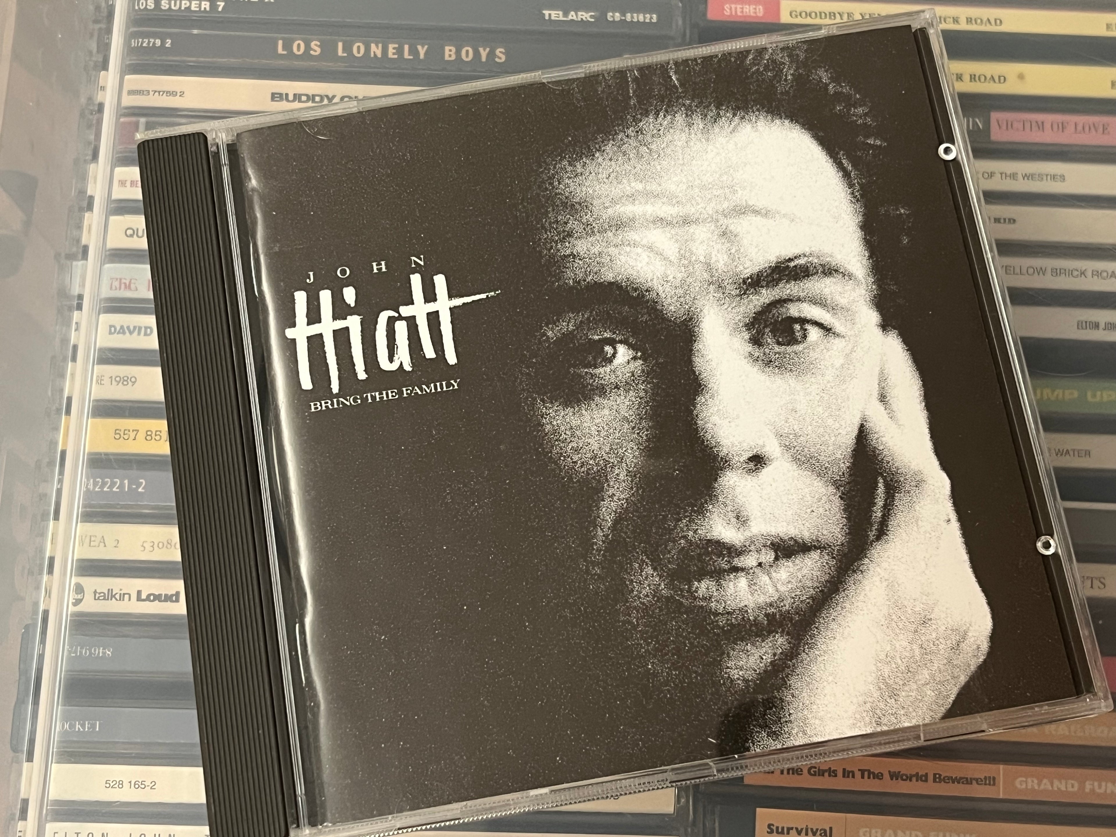 John Hiatt – Bring The Family (NM/NM)