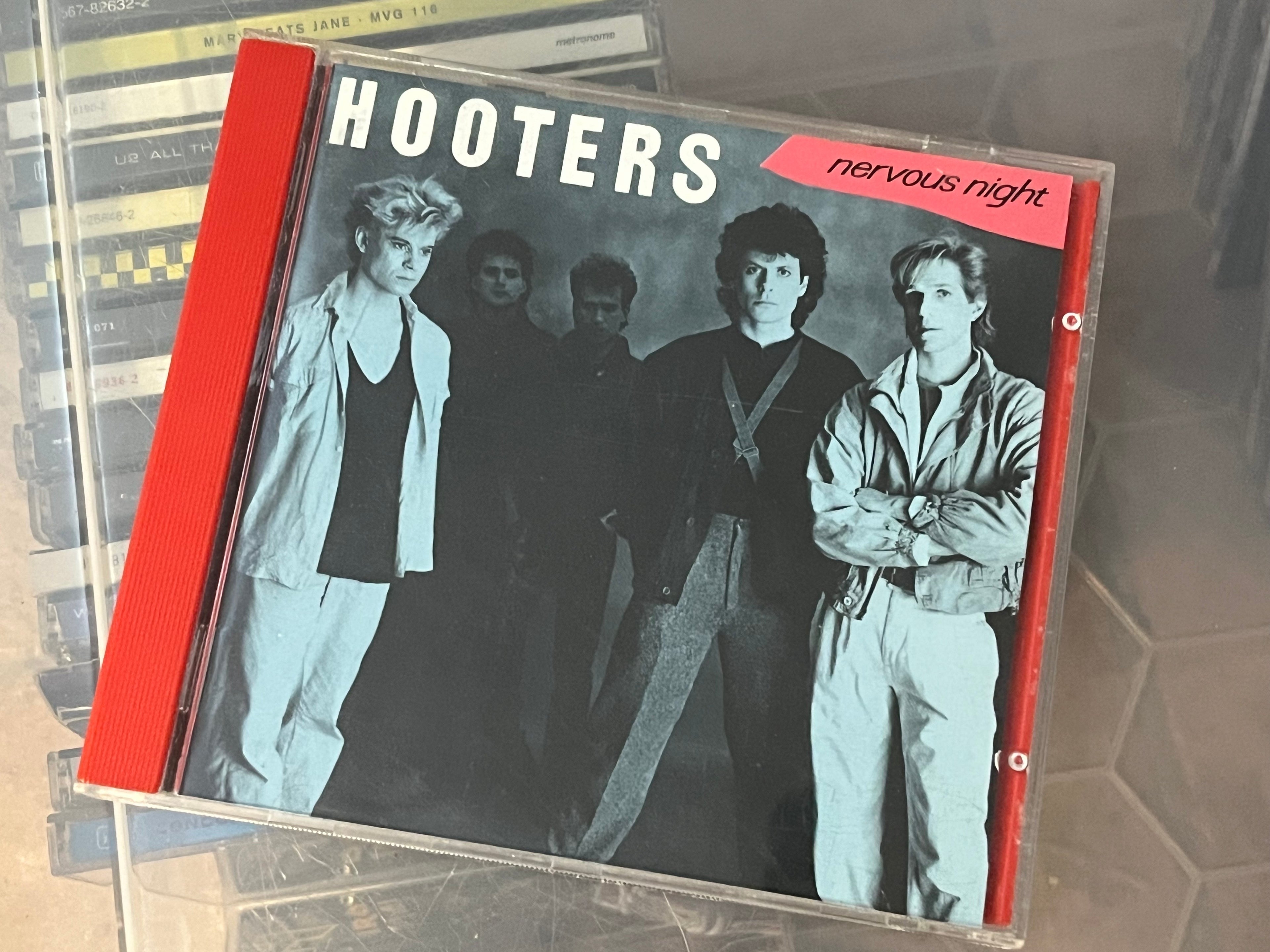 Hooters - Nervous Night (vg/vg+) en lång repa som inte påverkar uppspelningen hos mig