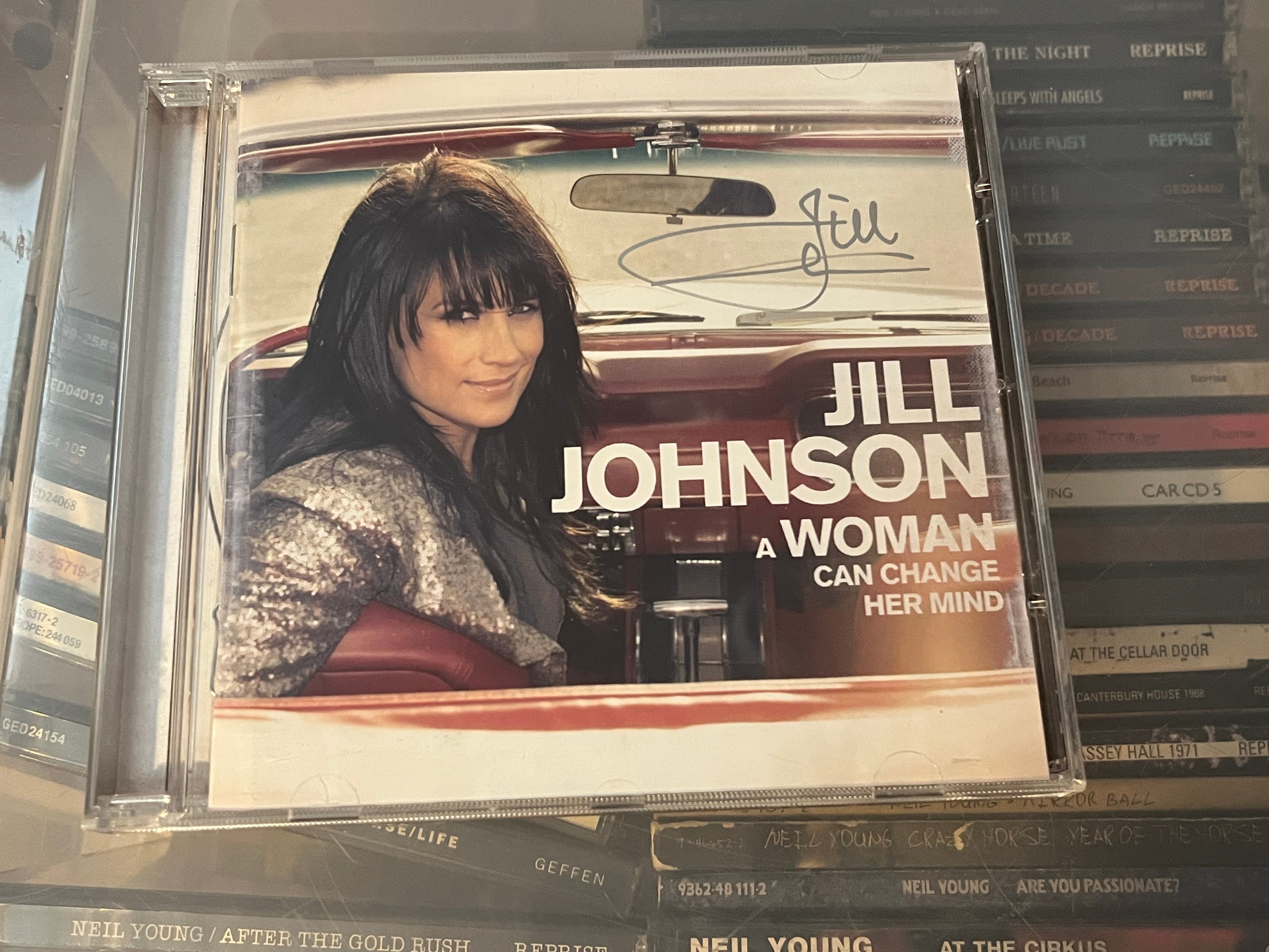 Jill Johnson – A Woman Can Change Her Mind (NM/NM)  **SIGNERAD**