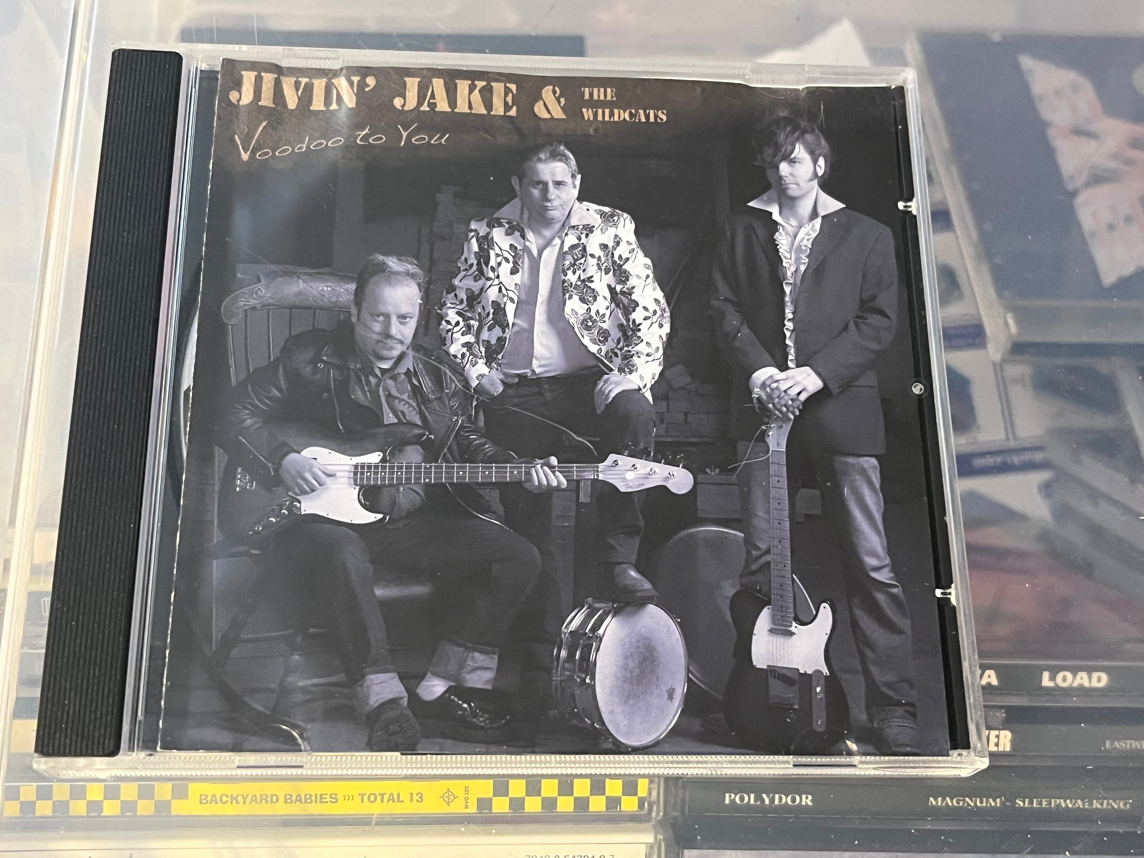 Jivin' Jake & The Wildcats ‎– Voodoo To You (NM/vg+) lite tilltufsat booklet - skivan i nyskick