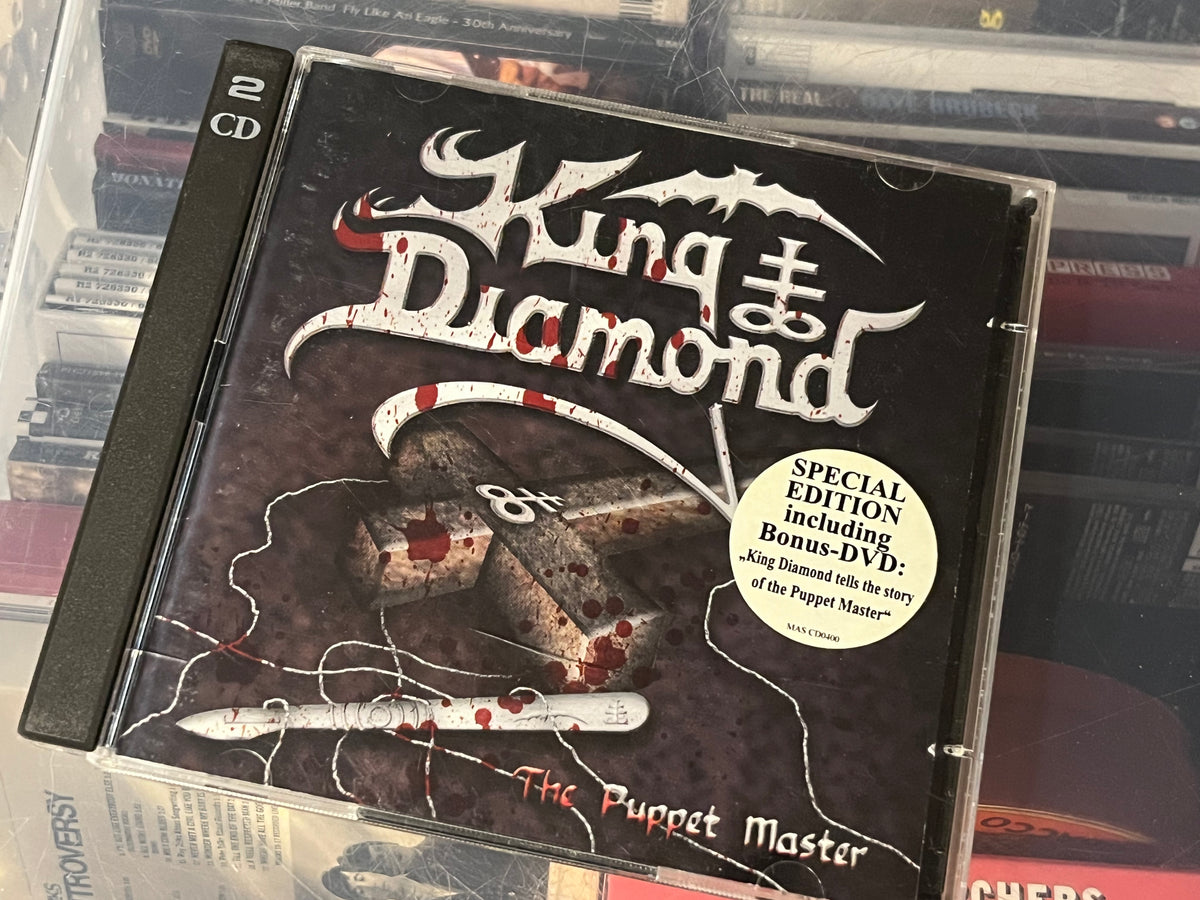 King Diamond ‎– The Puppet Master (vg+/vg+) GER-03 CD+DVD OBS Jewelcaset trasigt - jag kan byta, men då tappar ni hype-stickern på framsidan. Säg till i så fall!