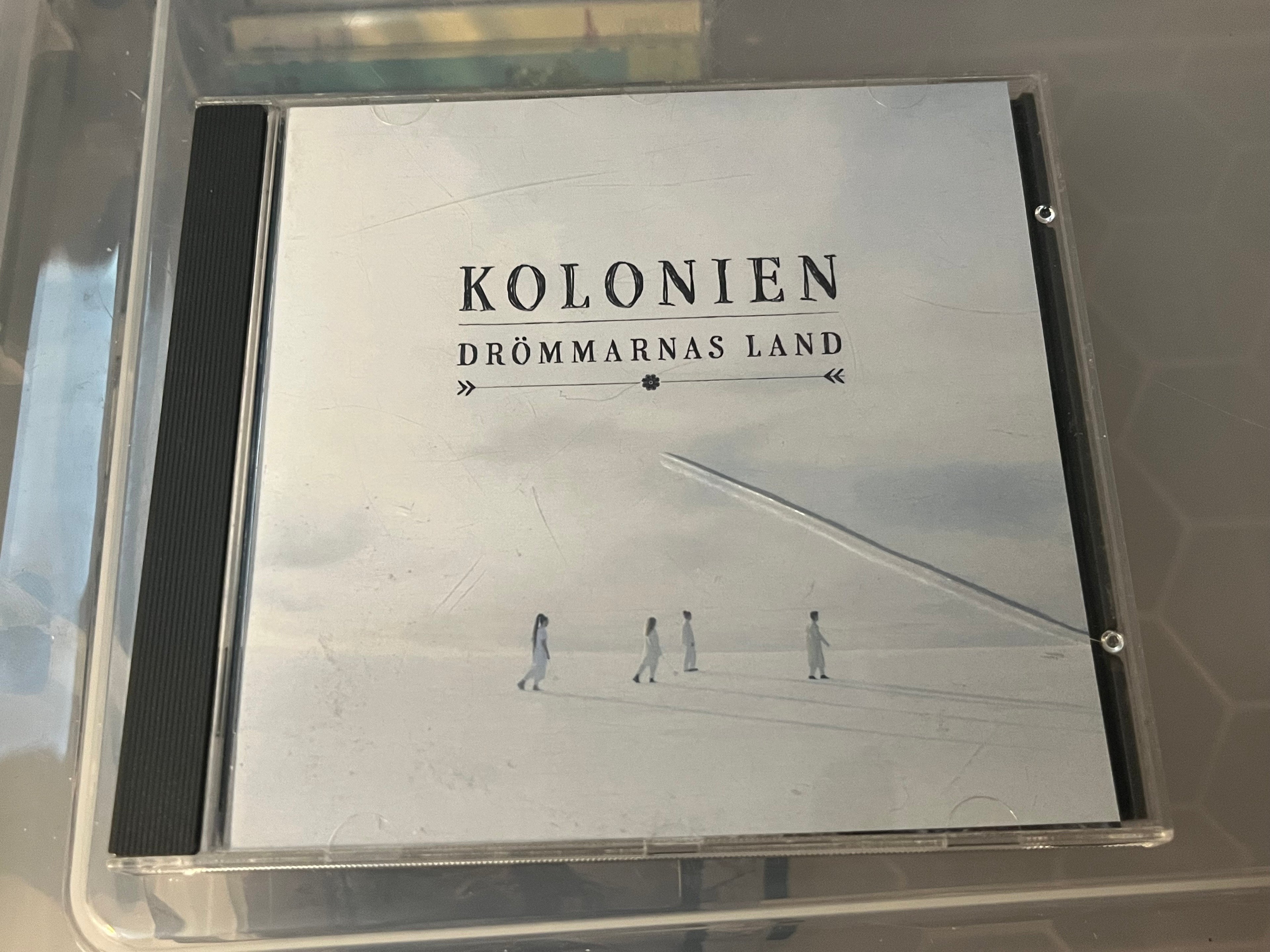 Kolonien – Drömmarnas Land (NM/vg) en spine i inlay saknas