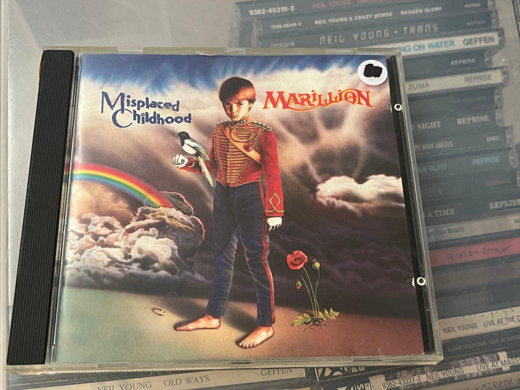 Marillion - Misplaced Childhood (vg+/vg) Bookletet har någon gång fastnat på ovansidan av cdn. Se bilder