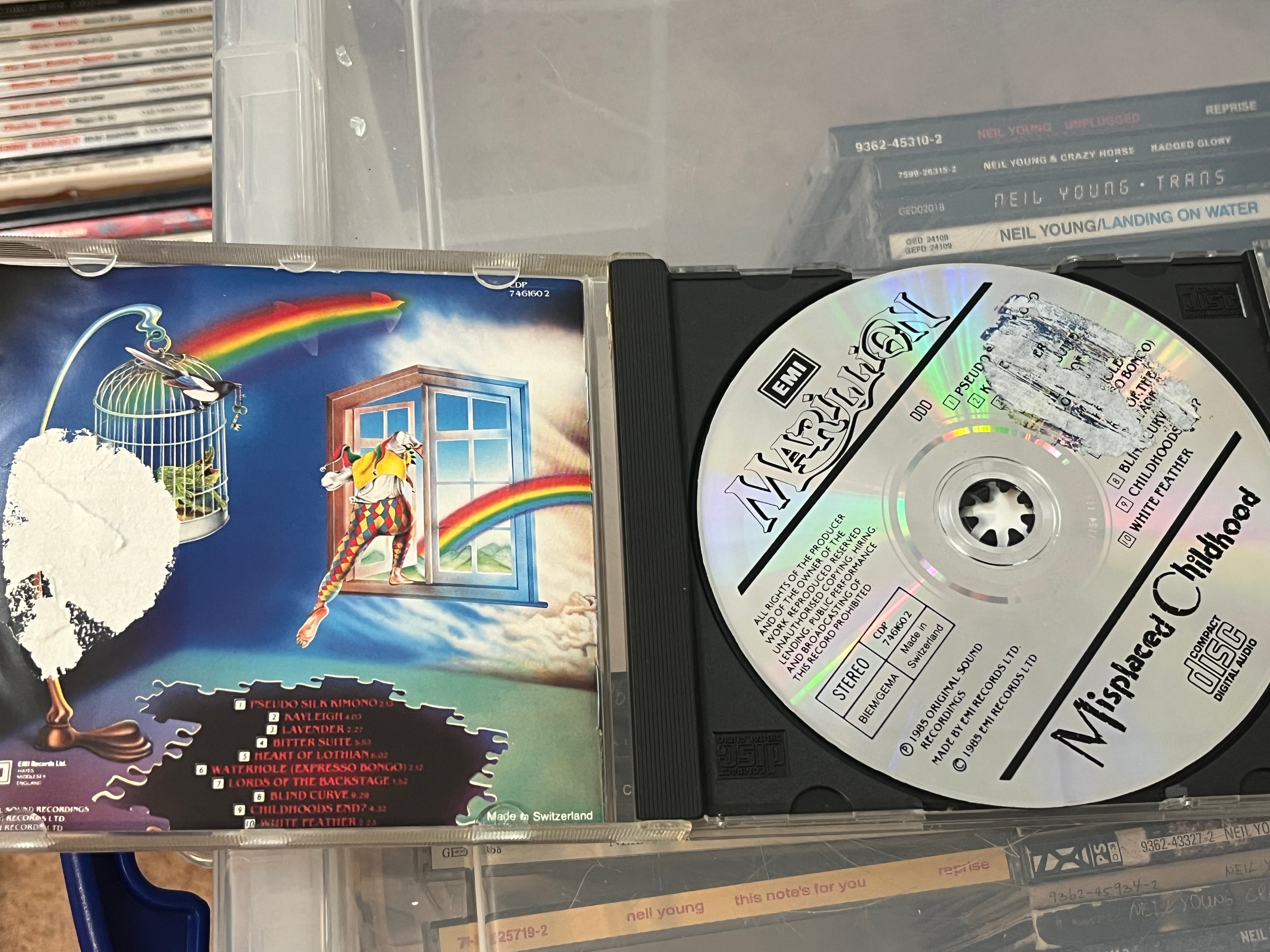 Marillion - Misplaced Childhood (vg+/vg) Bookletet har någon gång fastnat på ovansidan av cdn. Se bilder