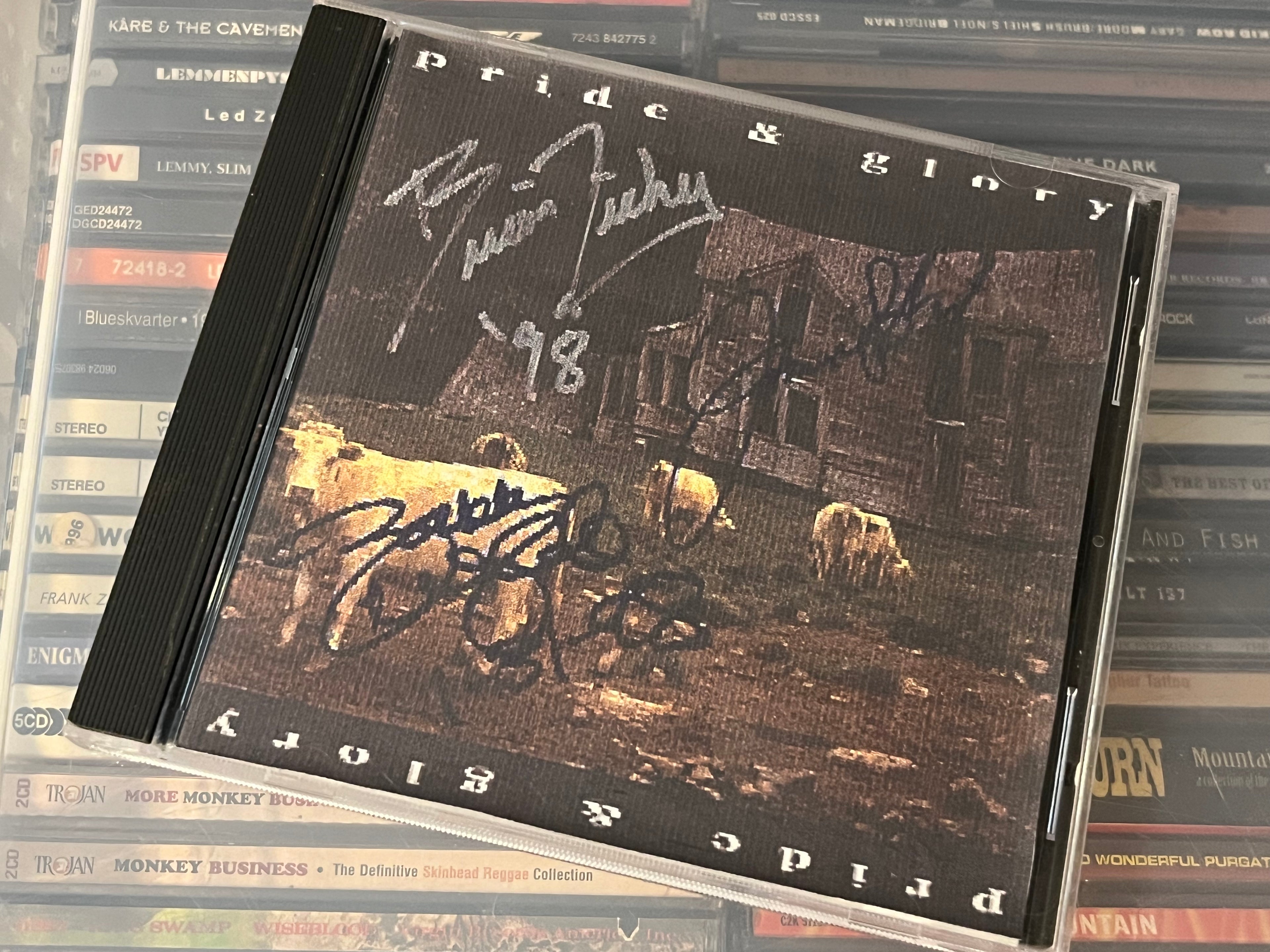 Pride & Glory – Pride & Glory (NM/NM) Advance Promo CD Zakk Wylde (OBS framsidan är utprintad och inte officiell - autograferna är INTE äkta vad jag kan se)