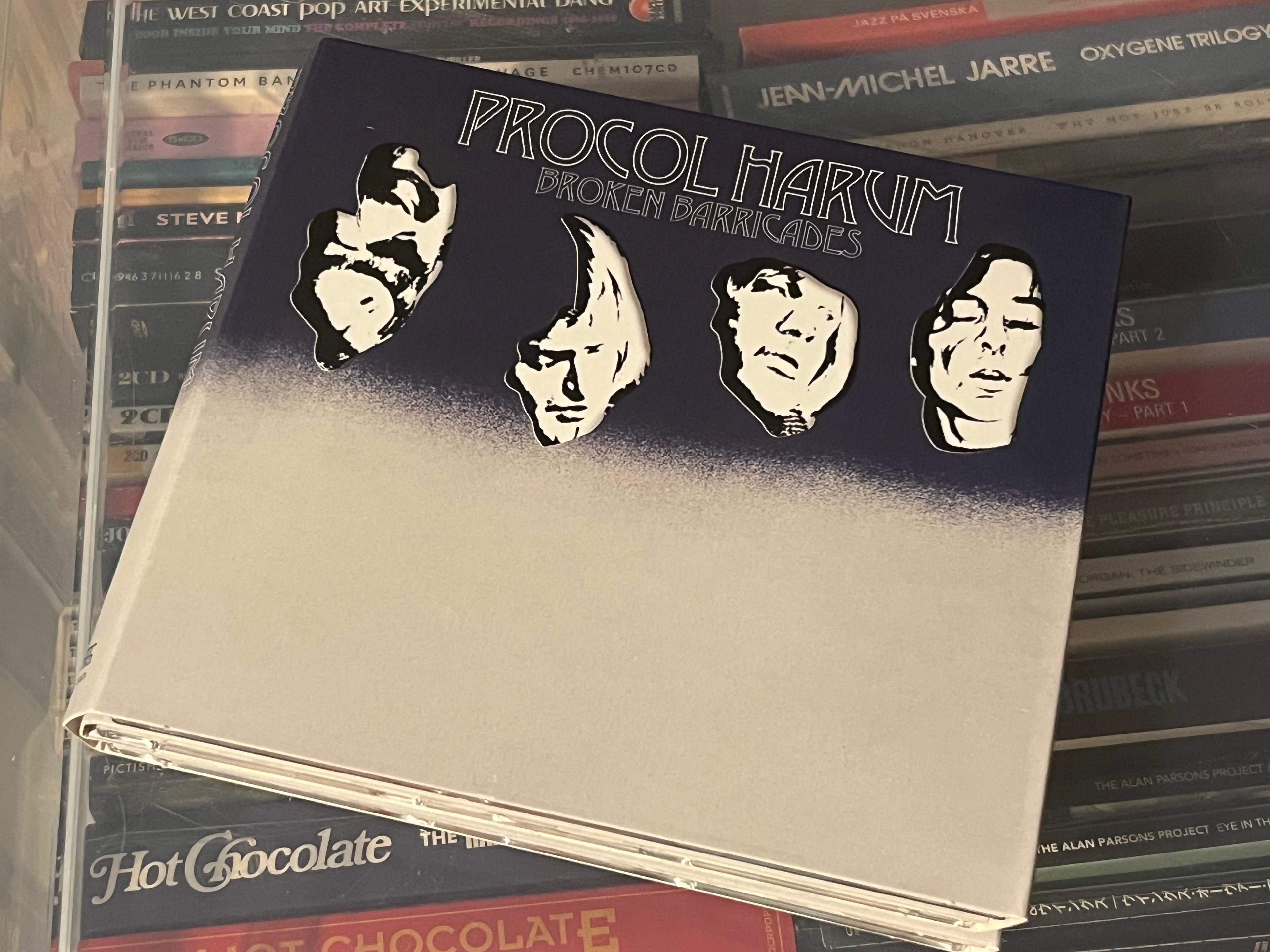 Procol Harum – Broken Barricades (NM/vg+) EU-19 3CD Remaster +9 bonusspår +live Sveriges Radio 1971