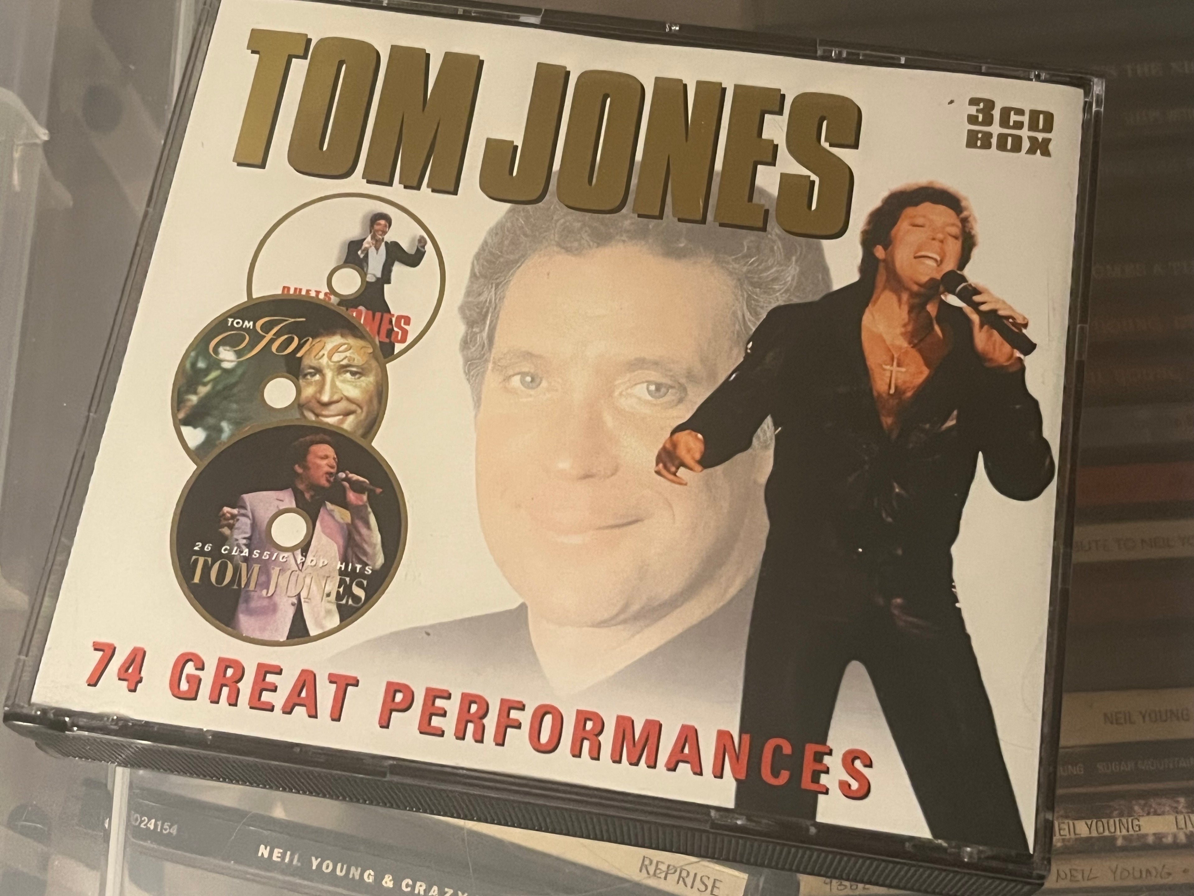 Tom Jones – 74 Great Performances (NM/NM) 3CD Tjockbox!